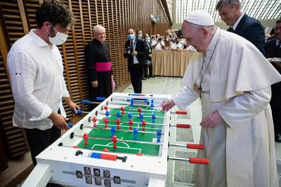 Папа Римский сыграл с верующим в настольный футбол