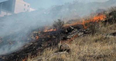 Пожар разгорелся рядом со стрельбищем воинской части в Тавуше