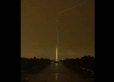 «Мифический знак»: в США молния ударила в легендарный монумент Вашингтона (ВИДЕО)