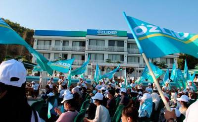 В Узбекистане политическим партиям разрешили проводить массовые мероприятия несмотря на пандемию