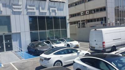 Владельцам Tesla в Израиле со сломанным кондиционером: ремонт в сентябре
