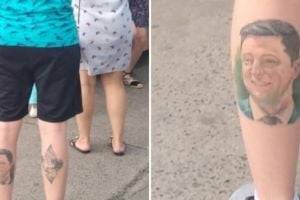 Мужчина с татуировкой Зеленского на ноге вызвал ажиотаж в сети