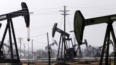 Цена нефти WTI опустилась ниже $65
