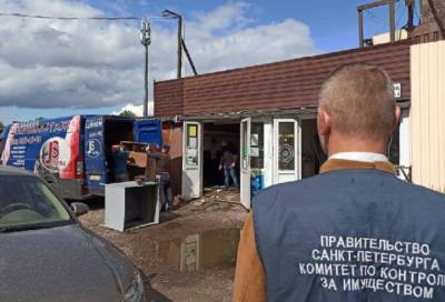 В Санкт-Петербурге снесли нелегальные автосервисы, кафе и магазин