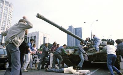 The Guardian (Великобритания): спустя 30 лет после московского переворота демократия столкнулась с кризисом самоуважения