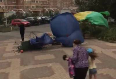 По Москве пролетел ураган, с крыш сорвало кровлю, детские площадки разбиты