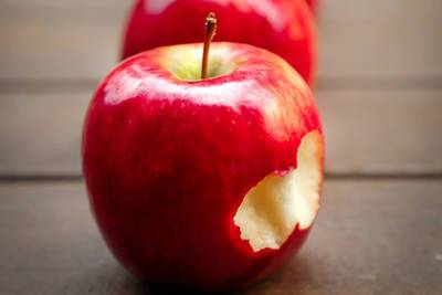 Диетолог назвала опасные свойства яблок