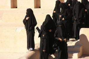 Вот почему в Дубае женщинам не жарко в черных одеждах