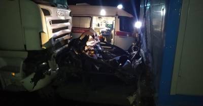 Грузовик раздавил легковушку под Новосибирском, погибли четверо