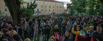 На улицы Риги вышли тысячи человек, выступающих против обязательной вакцинации