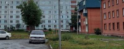 Двор в Калининском районе Новосибирска благоустраивают на средства депутатского фонда