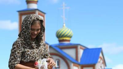 Православные верующие отмечают Яблочный Спас