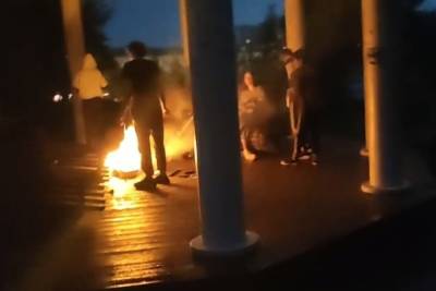 Подростки сожгли книги в беседке на площади Декабристов в Чите