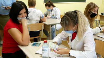 В Челябинске на вакцинацию перед 1 сентября приходят учителя и воспитатели детских садов