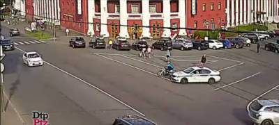 Появилось видео погони за юным мотоциклистом, упавшим с питбайка на набережной Петрозаводска