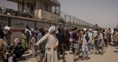 Стреляют в воздух и избивают автоматами. Талибы отгоняют людей от аэропорта Кабула, – Reuters