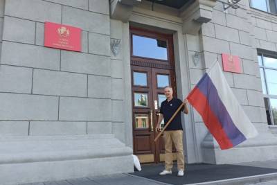 Экс-депутат Госдумы водрузил флаг России на здание мэрии Новосибирска в день тридцатилетия ГКЧП