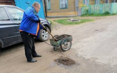 Сыктывкарец решил самостоятельно отремонтировать дорогу на своей улице