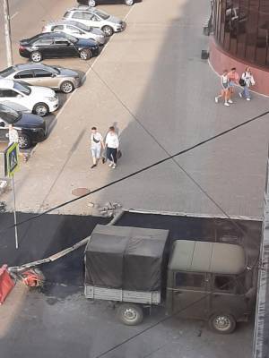 В центре Челябинска после ремонта сетей пропала тротуарная плитка