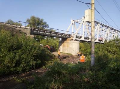 У железнодорожного моста через Свиягу прорвало водовод. Ожидается снижение давления ХВС