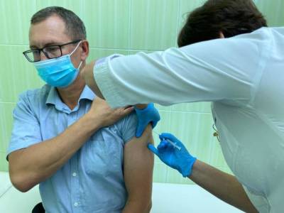Глава кузбасского округа прошёл ревакцинацию от коронавируса