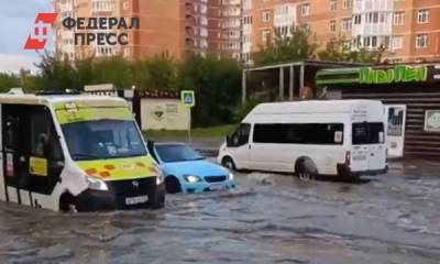 В Новосибирске ливень превратил улицу Высоцкого в озеро