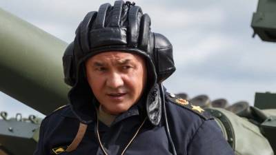 Сергей Шойгу на Т-80 прошел трассу для «Танкового биатлона»