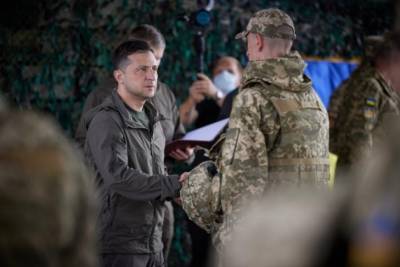 Зеленский наградил 22 украинских военных ВСУ