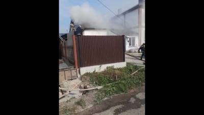 На территории коттеджа в Южно-Сахалинске тушат пожар