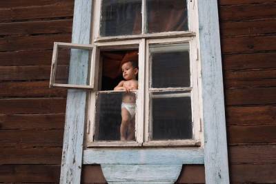 В Донецке из окна выпал маленький ребенок