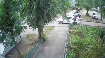 Таксистов и пассажиров «Ситимобила» заподозрили в краже люков в Воронеже: появилось видео