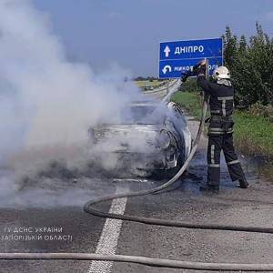 На автодороге Днепр-Запорожье загорелся автомобиль. Фото