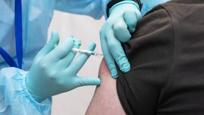 Специалист рассказал об ограничении по вакцинации от COVID-19 для живущих с ВИЧ людей