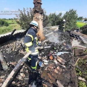В Запорожском районе загорелась крыша жилого дома. Фото