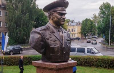 В Торжке открыли памятник Герою России летчику Борису Воробьеву