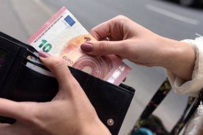 М. Навицкене: обсуждается повышение минимальной зарплаты на 61 евро