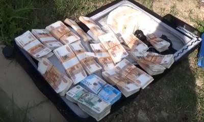 Россиянин забыл чемодан с 15 миллионами рублей на улице
