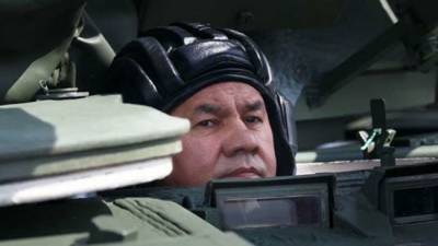 Шойгу сел за рычаги Т-80БВМ, лично опробовав трассу танкового биатлона — видео