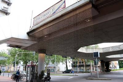 Гиссен использует культовый бетонный мост для сувениров
