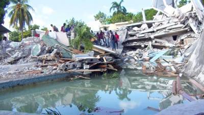 После землетрясения на Гаити начался голод и вспыхнули протесты и мира