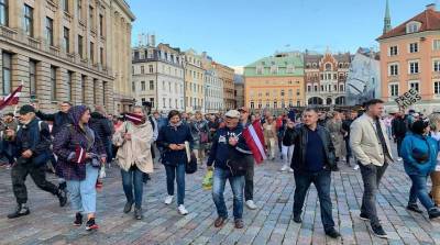 Полиция Латвии возбудила уголовные дела в отношении участников пикета против обязательной вакцинации