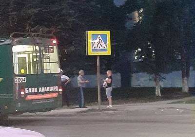 Мужчина, попавший под троллейбус в Приокском, скрылся с места ДТП