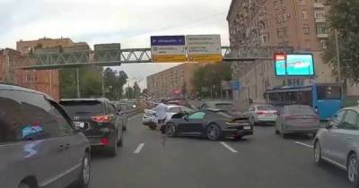 Вот пОршивец: водитель спортивного автомобиля устроил ДТП в Москве