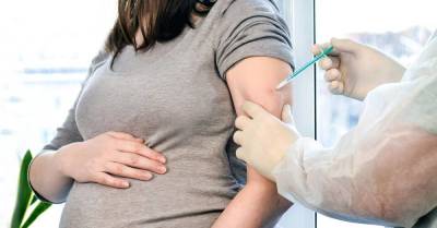 Минздрав заявил, что вакцинация не оказывает негативного влияния на беременность