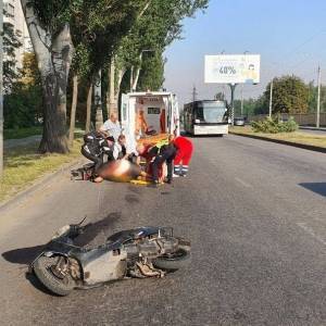 В Запорожье водитель скутера потерял равновесие и врезался в бордюр. Фотофакт