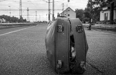 Россиянин забыл чемодан на улице: открыв его, полицейские замерли