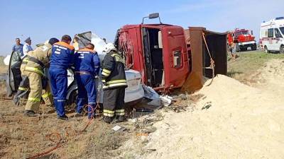 Пять человек погибли в ДТП с «КамАЗом» и легковушкой в Калмыкии