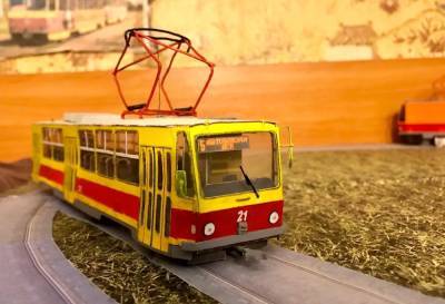 В Твери умельцы воссоздали трамвайные маршруты с вагонами и остановками – в бумаге