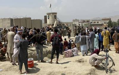 В районе аэропорта Кабула погибли не менее 12 человек - СМИ