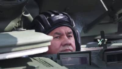 Под управлением министра: Шойгу проехал на новом Т-80БВМ по трассе для танкового биатлона на АрМИ-2021